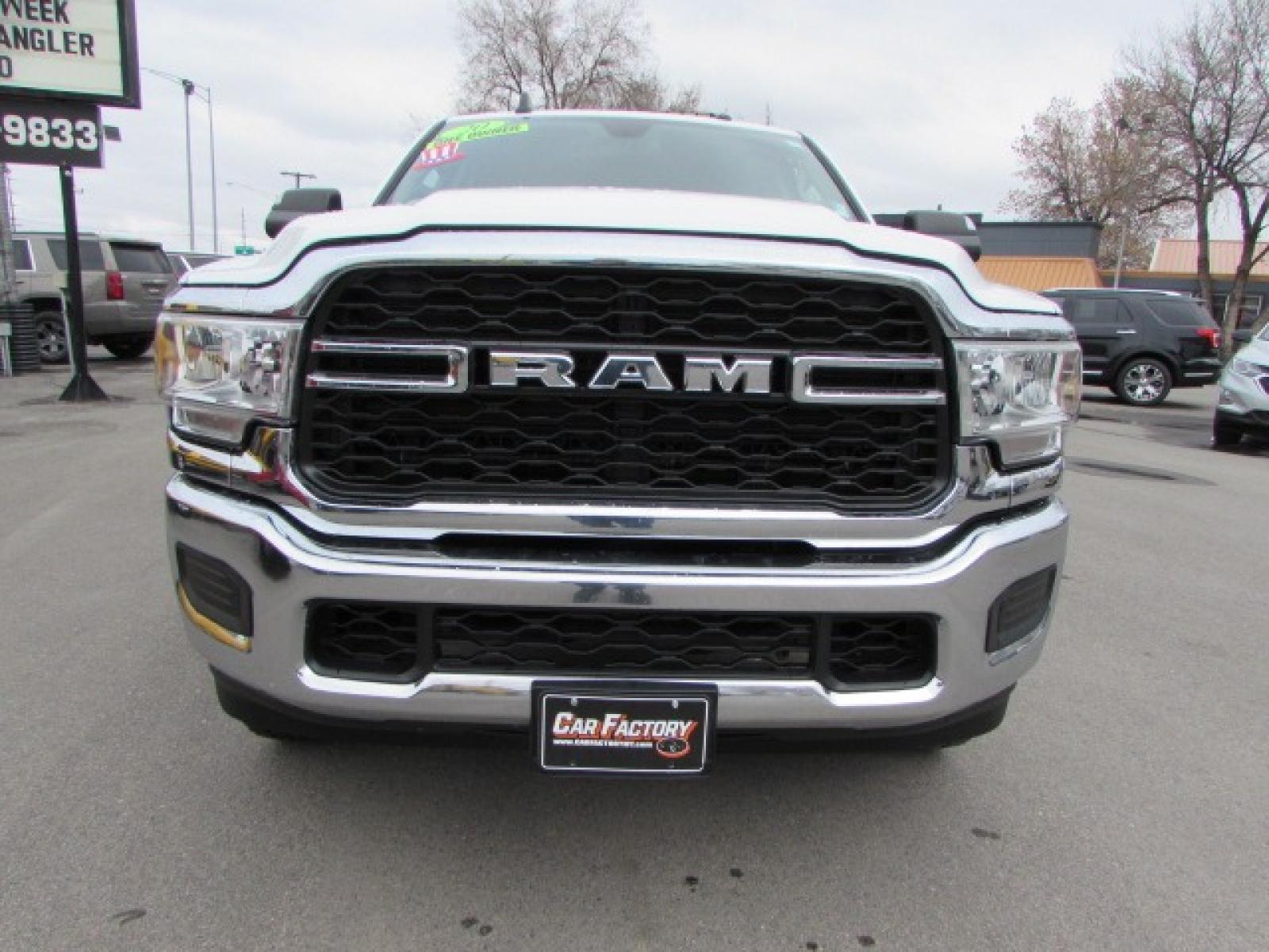 2020 White /Gray RAM 3500 Tradesman Crew Cab 4WD (3C63R3GJ0LG) with an 6.4L V8 OHV 16V engine, 8 speed automatic transmission, located at 4562 State Avenue, Billings, MT, 59101, (406) 896-9833, 45.769516, -108.526772 - Photo #5